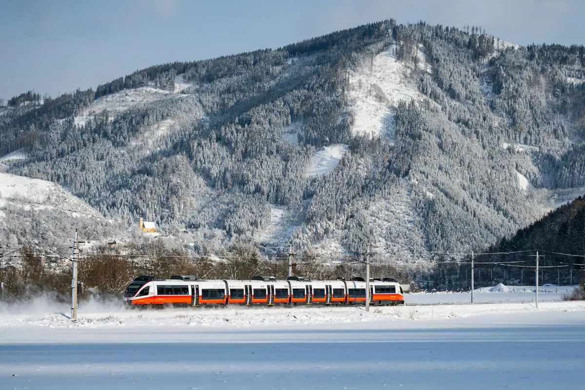 Un train électrique circule dans la neige en Autriche. Photo de Laszlo Biro sur Unsplash.