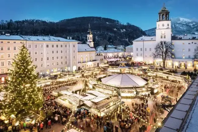Blick von oben auf den Stadtplatz von Salzburg mit Weihnachtsmarkt