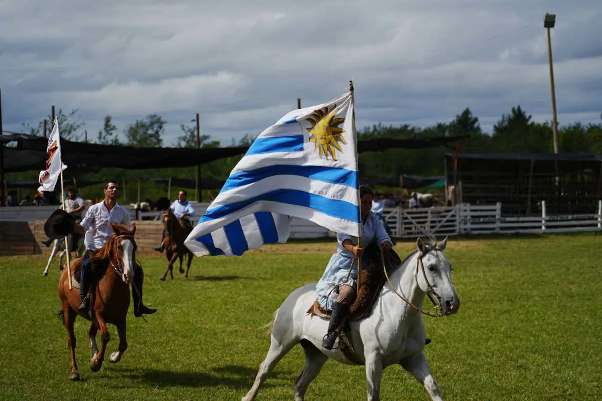 Guacho parading the arena with the Uruguyan flag at the Patria Guacha. Photo by Becca Marsh