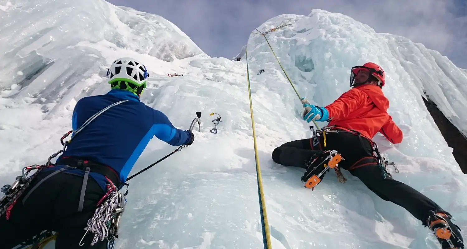 Eisklettern zu zweit an einer Natureiswand