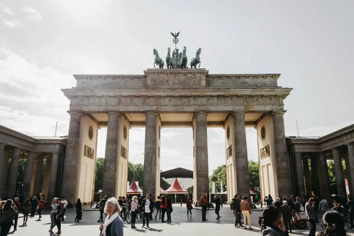 Brandenburg gate on Berlin walking city tour. Photo by  Marius Serban from Unsplash