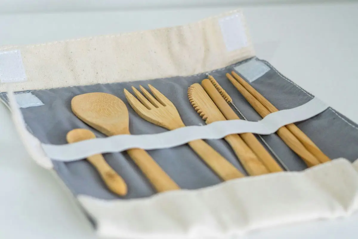 Bamboo cutlery set open on a table. Photo by Antonio Araujo from Unsplash