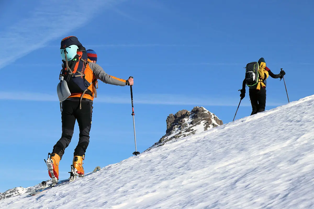 Zwei Skifahrer beim Skitourengehen in Soll, Österreich. Bild von Josefka, Pixabay.