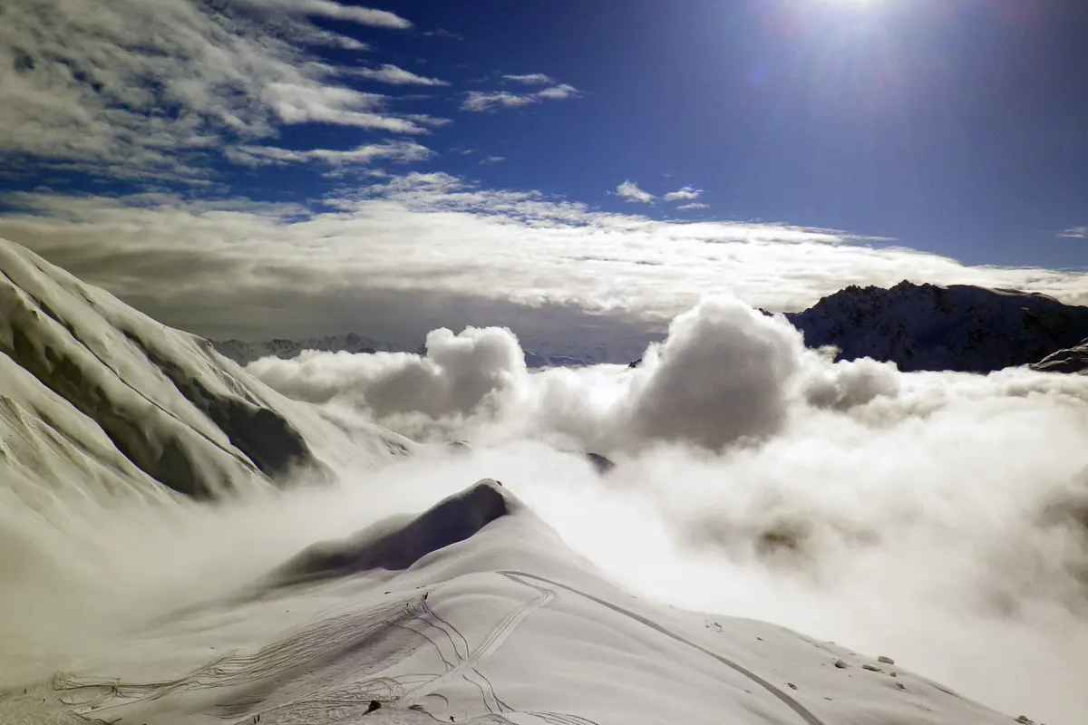 Besneeuwde bergen met skiroutes en wolken in Ischgl, Oostenrijk. Foto door Nicole, Pixabay.