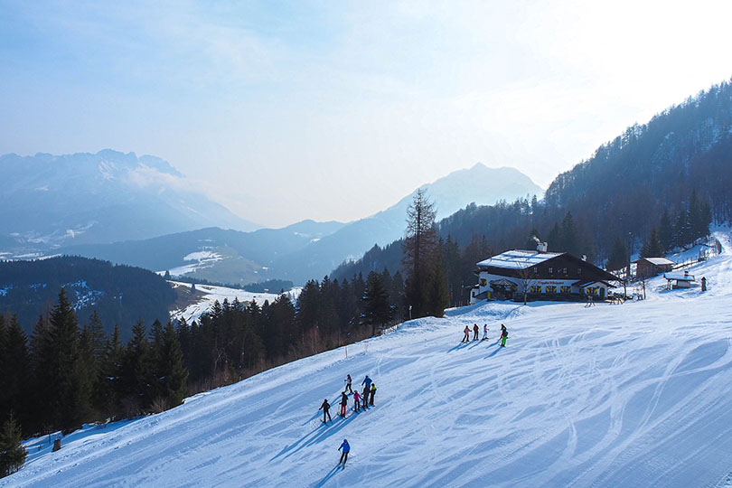 Skislope mit Skifahrern in Fieberbrunn in Tirol, Österreich. Foto von Marijn Van Der Marel, Unsplash.