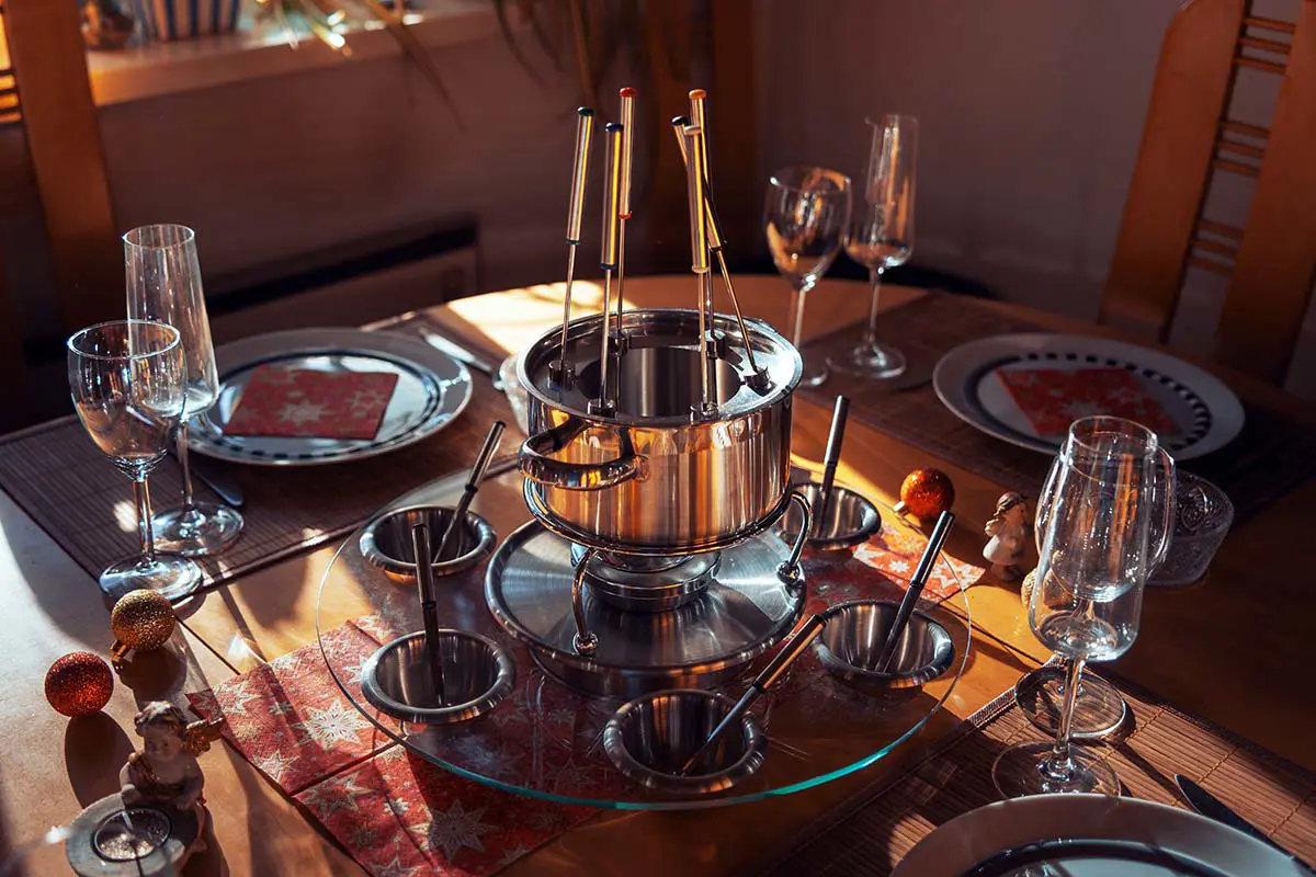 Festliches Fondue-Set mit Weihnachtsdekoration in Österreich. Foto von Michael Pointner, Pixabay.