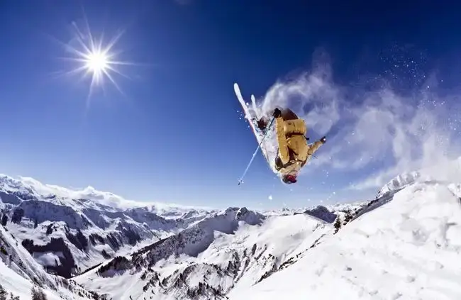 Skifahrer macht einen Rückwärtssalto in den hohen Bergen