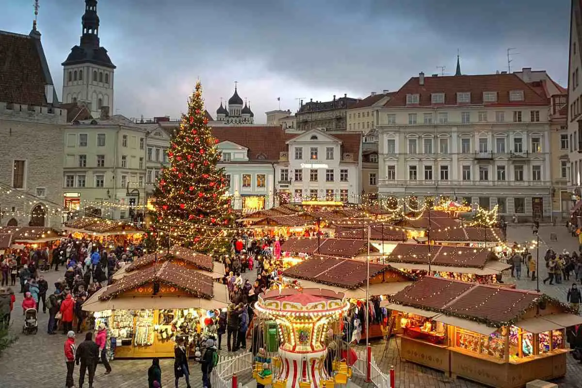 Christmas market pop up in the Old Town Square of Tallinn, Estonia. Photo by Hert Niks from Unsplash