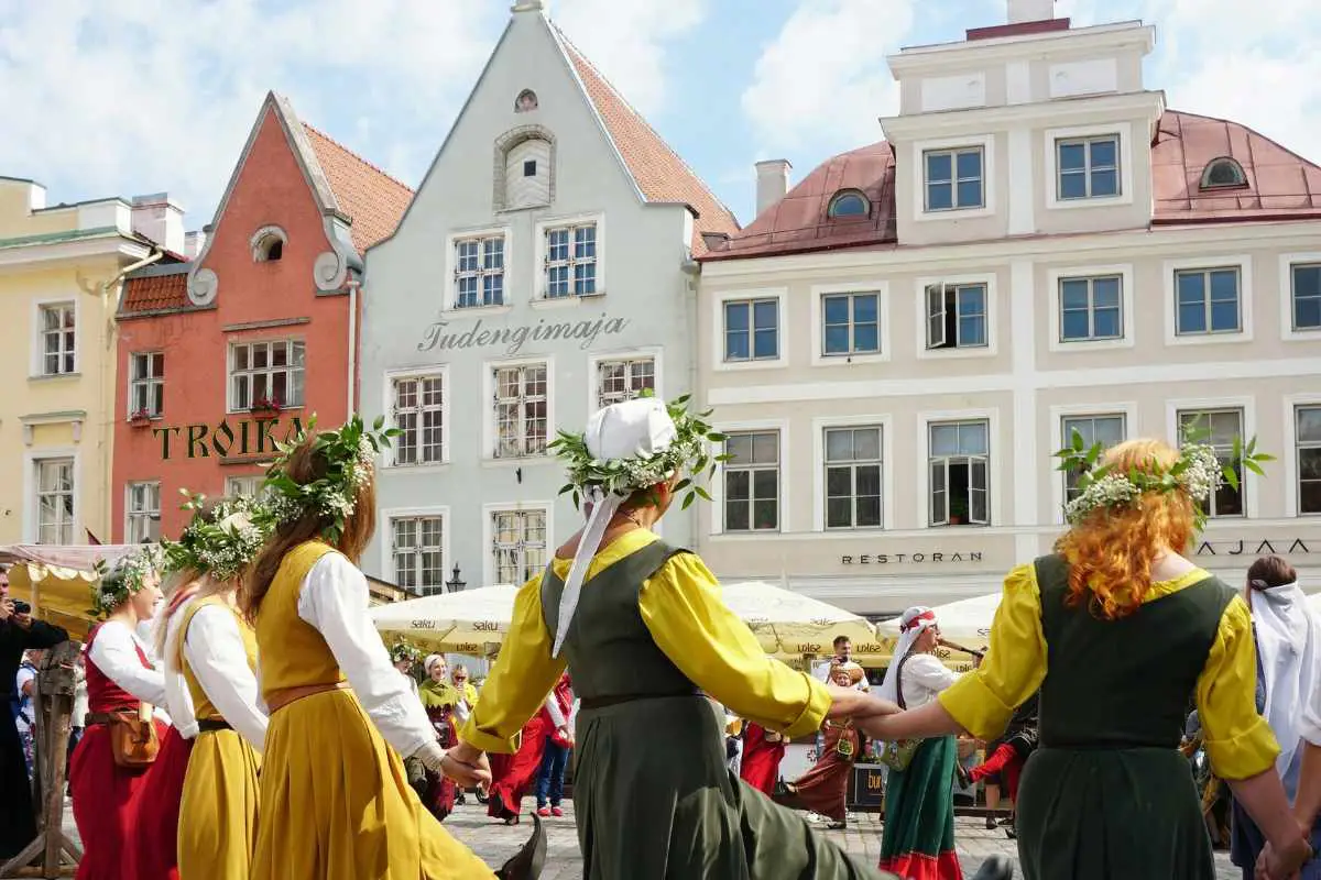Traditional folk dancing in the old town of Tallinn. Photo by Matheus Frade from Unsplash