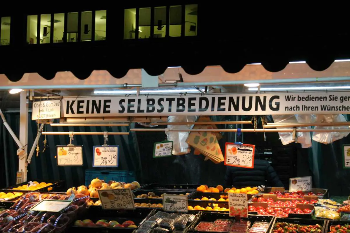 Farmers market stall in Essen, Germany with fresh fruits and vegetables. Photo by Vandit Bhayani from Unsplash
