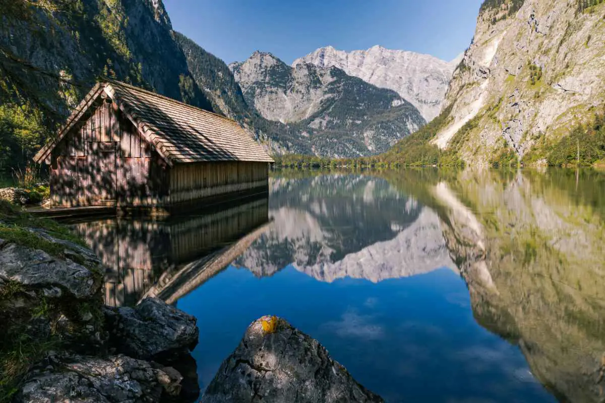 A clear summers day at the crystal blue lake of Berchtesgaden, National Park in Germany. Photo by Philip Jahn from Unsplash