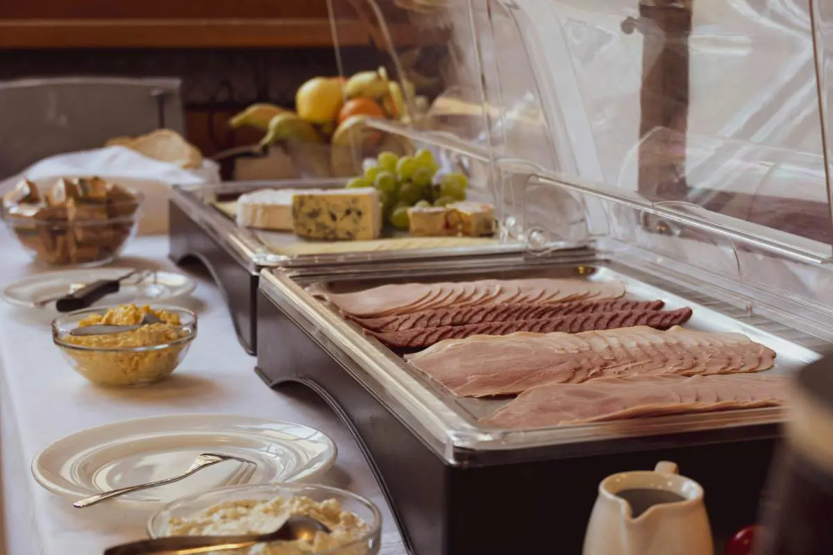 Luxus-Buffet in Österreich mit französischem Aufschnitt und Käse. Foto von Franz Schekolin auf Unsplash.