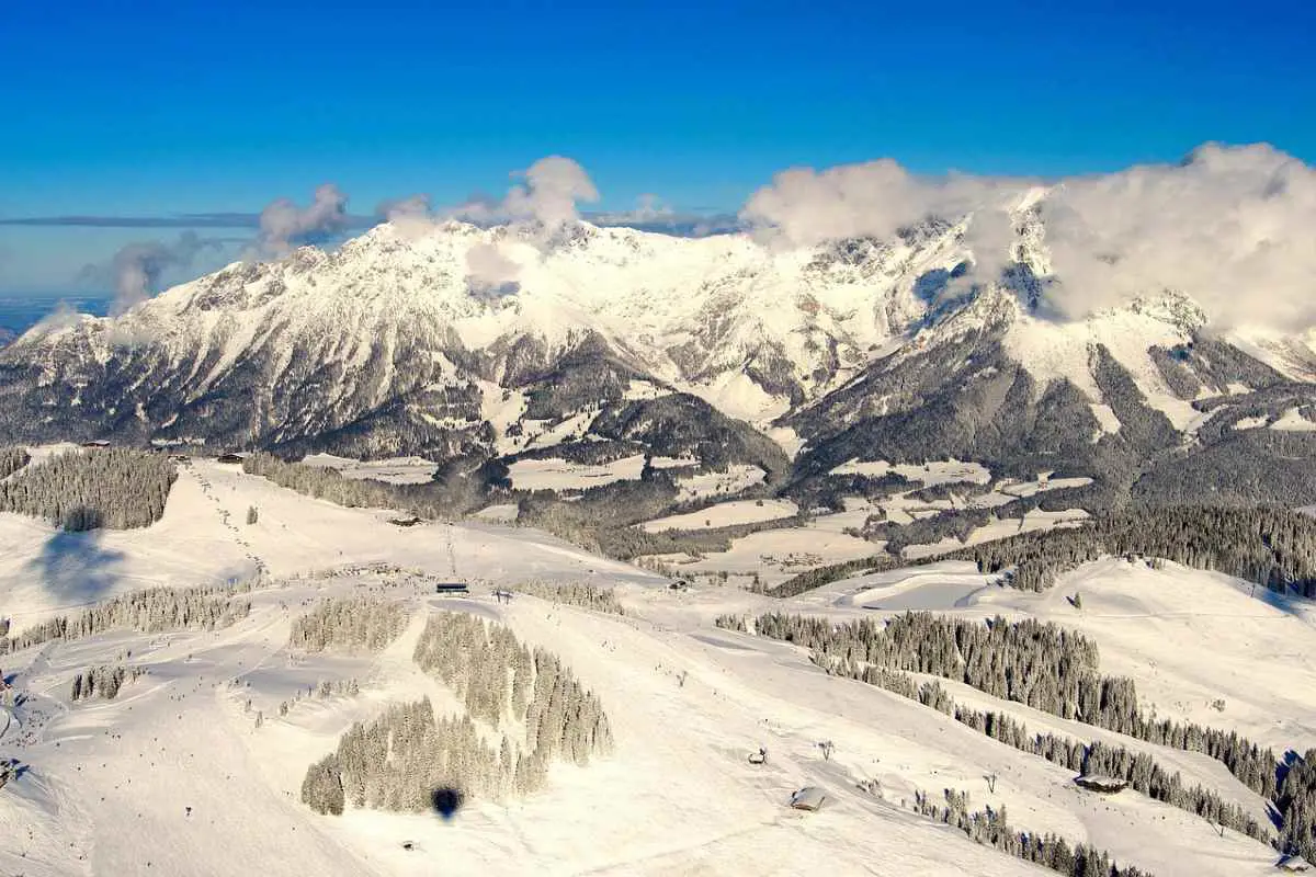 View of the ski area in Wilder Kaiser, Austria on a clear day where the mountains are covered in fresh snow. Photo by Meinke De Meyere-Boonstra from Pixabay