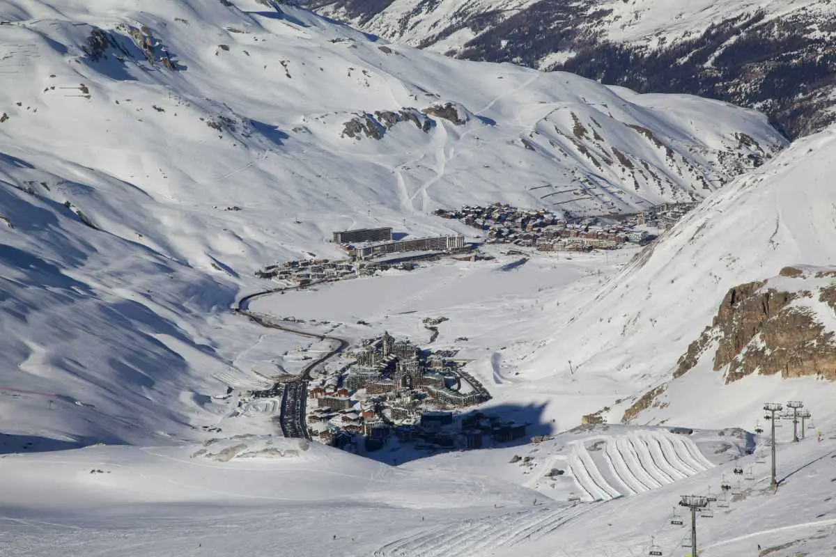 View from the piste of Tignes le Lac and Val Claret covered in fresh snow. Photo by Gaspard Guillod from Unsplash
