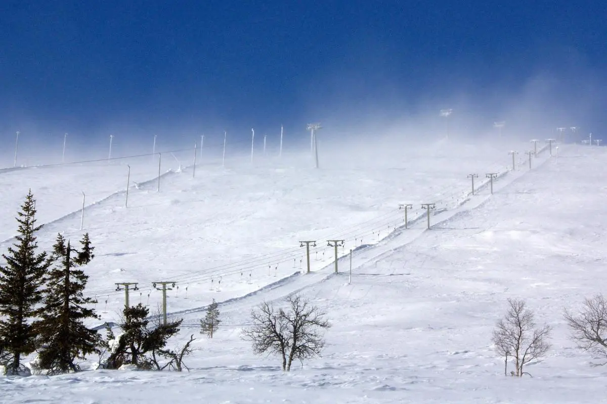 Vue brumeuse depuis la base des télésièges au-dessus d'une piste enneigée de la station de ski de Pyhä, en Laponie finlandaise. Photo de PIxabay.